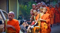 Кормление монахов в Луанг Прабанге